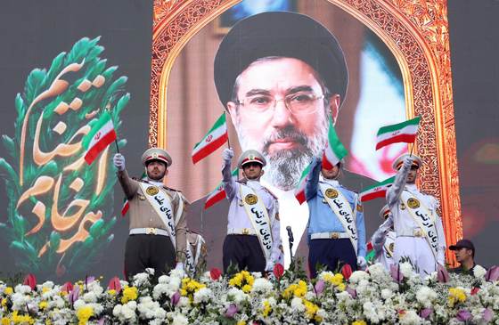 Miles de iraníes reafirman su lealtad al líder supremo con marchas por todo Irán