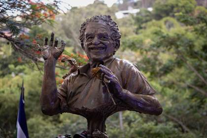 Develan una escultura de Gabriel García Márquez en Venezuela para honrar su legado