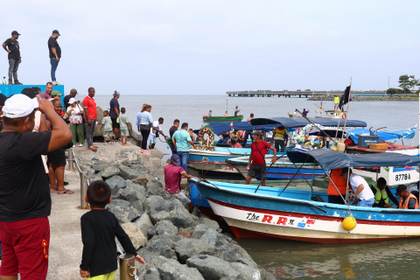 Pescadores panameños agradecen protección de la Virgen del Carmen con paseo por la bahía