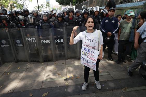 Policía venezolana impide marcha salarial en medio de protesta chavista contra sanciones