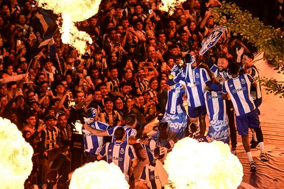 Miles de portugueses salen a la calle para celebrar la victoria del Oporto en la Liga lusa