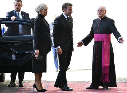 Macron llega al Vaticano para reunirse con el papa León XIV