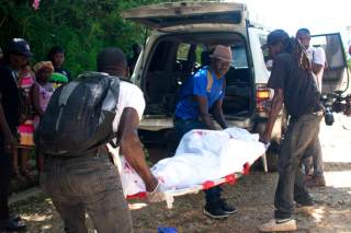 Condenan las agresiones a fotoperiodistas durante los funerales de víctimas de la masacre en Haití