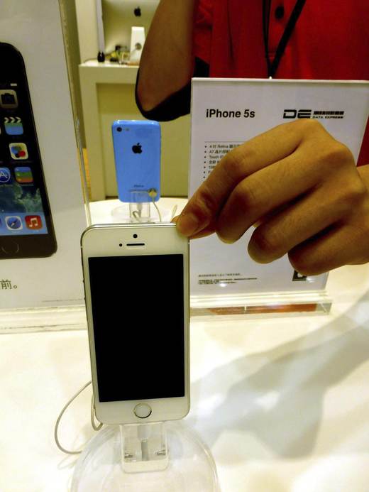 Nuevas normas europeas facilitan reparar teléfonos móviles, según consumidores