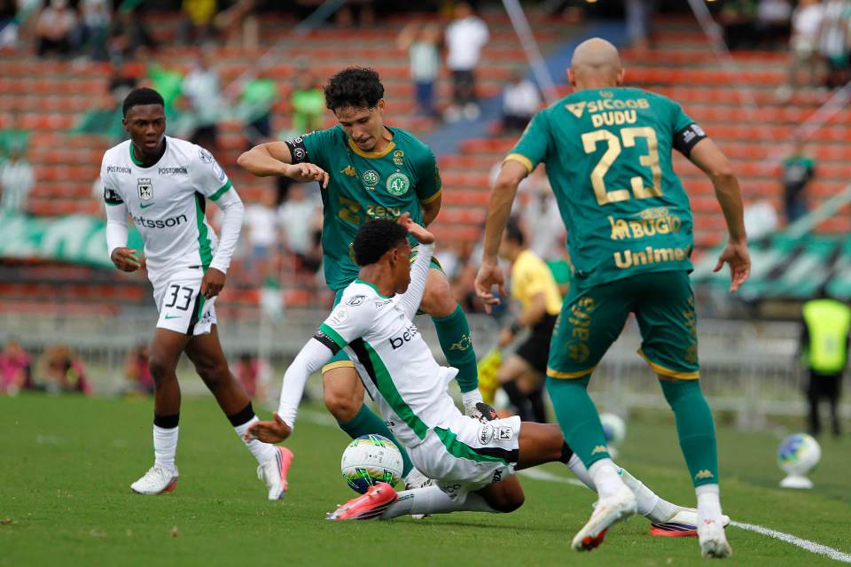 1-1. Atlético Nacional y Chapecoense empatan en un juego que reivindica su amistad