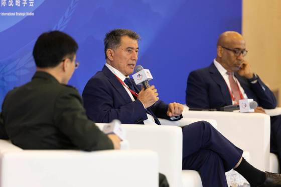 Expertos en foro chino piden control sobre IA pero rechazan elegir entre China y EE. UU.