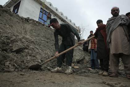 Casi 100 muertos y miles de desplazados en una semana de desastres naturales en Afganistán
