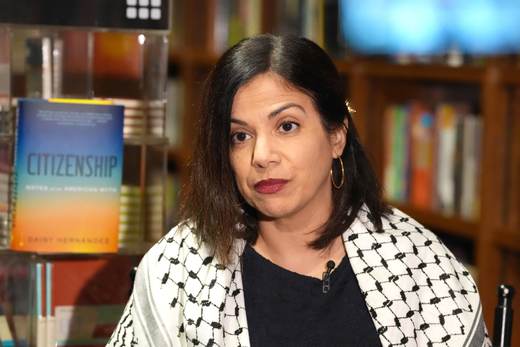 Hija de inmigrantes latinos denuncia que la ciudadanía es "un mito" en EEUU en nuevo libro
