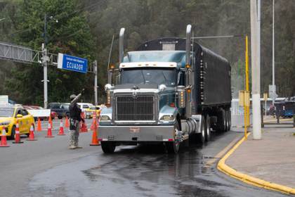 Se intensifica el paso de camiones en frontera Ecuador-Colombia previo a alza de aranceles