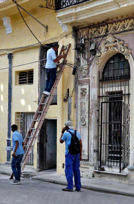 Sin teléfono fijo, móvil o internet: el otro "apagón" de la crisis energética en Cuba