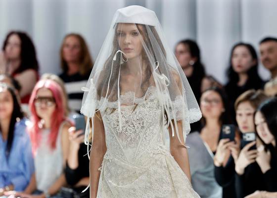 Yolancris e Isabel Sanchís reivindican el vestido de novia artesano en Bridal Barcelona