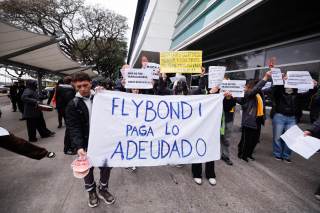 Protesta de extrabajadores de aerolínea Flybondi exige indemnizaciones y salarios impagos