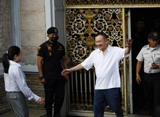 El exdirigente tailandés Thaksin sale en libertad condicional tras ocho meses en prisión