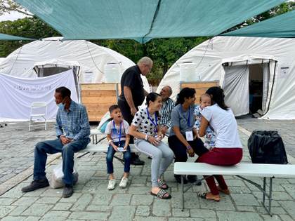 Médicos españoles tratan las heridas no cerradas del doble terremoto de Venezuela