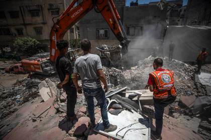 Gaza intenta exhumar miles de cadáveres pese al veto israelí a la entrada de maquinaria