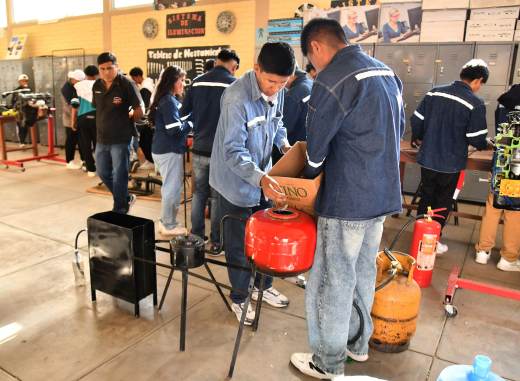 Bolivia transforma residuos plásticos en combustible ante la escasez y el alza de precios