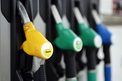 El brent sube el 3 %, hasta 74 dólares, pendiente del estrecho de Ormuz