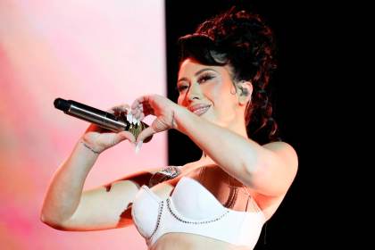 Kali Uchis reparte ayudas en Pereira, dos semanas después del terremoto en Colombia
