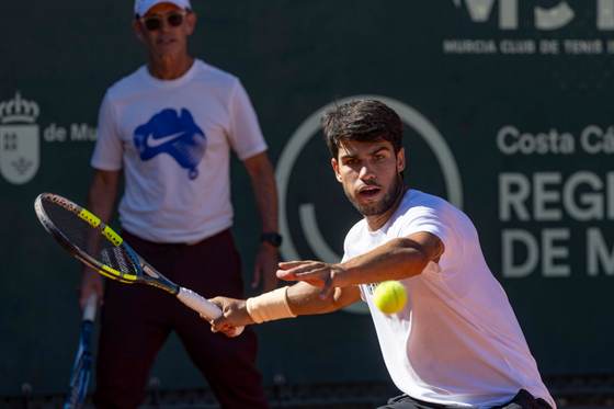 Alcaraz impone su condición de campeón y vence por 6-1 y 6-3 a Báez en 1 hora y 10 minutos