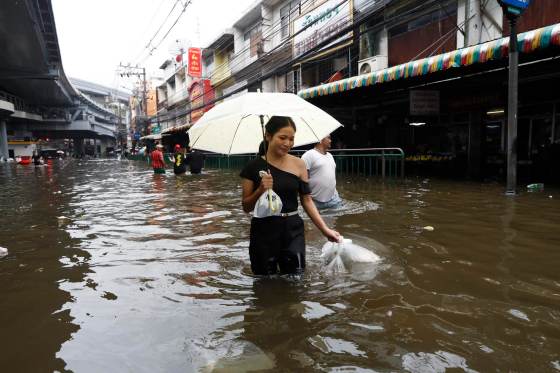 Suben a 19 los muertos en las inundaciones de Tailandia mientras el agua baja en Bangkok