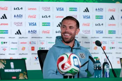 Jordan Henderson sufre una aparatosa caída durante celebración con hinchas ingleses