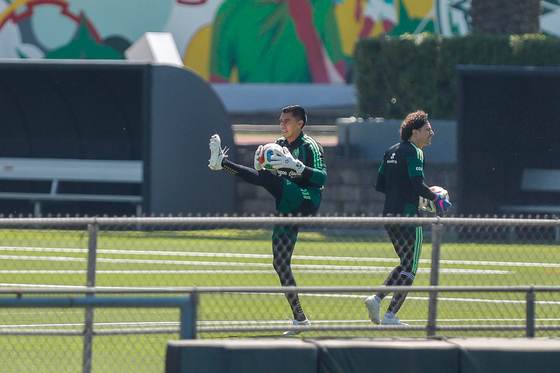 Guillermo Ochoa hace un balance emocionado de la carrera que está a punto de poner fin