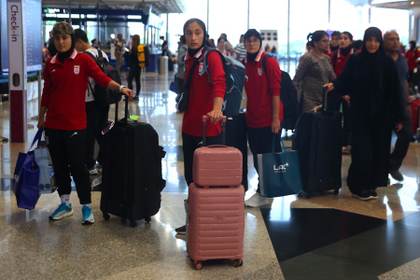 Las jugadoras de la selección de fútbol iraní regresan a Irán, según agencia Fars