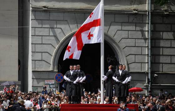 Georgia celebra sus 35 años de independencia abrazada a la religión y distanciada de la UE