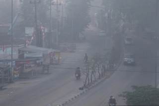 Indonesia lucha contra cientos de incendios, cuyo humo ahoga a países vecinos