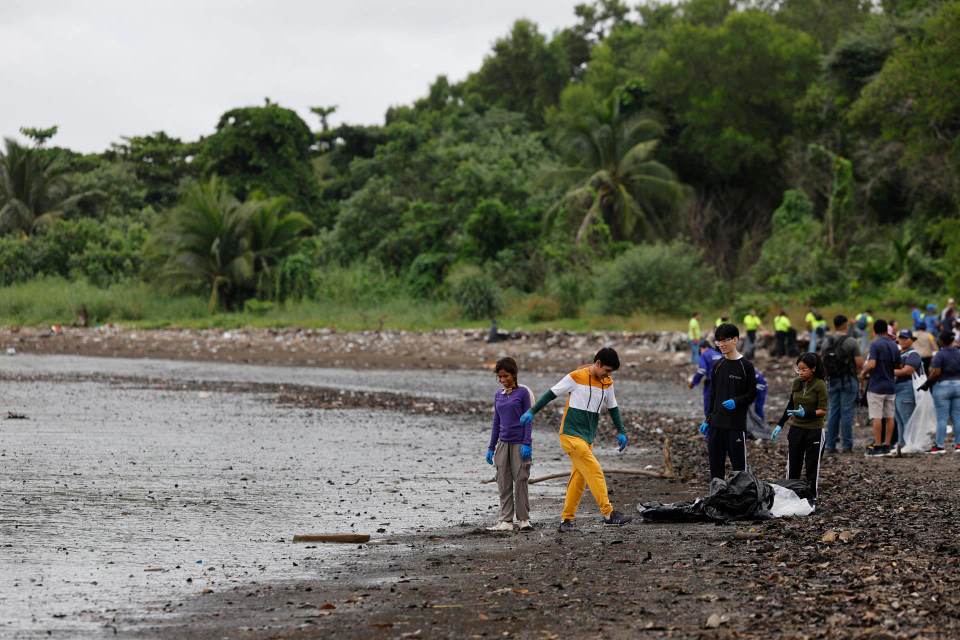 Entre basura y rascacielos, una jornada de conciencia ambiental en la costa panameña