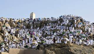 Cientos de miles de fieles llegan al monte Arafat en la jornada más importante del 'hach'
