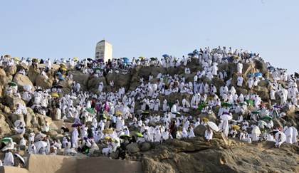 Cientos de miles de fieles llegan al monte Arafat en la jornada más importante del 'hach'