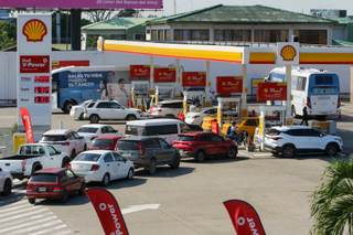 Alza de combustible y alertas por desabastecimiento causan filas en gasolineras en Ecuador