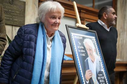 Uruguay recuerda a Mujica con un sello que circulará "por los rincones más remotos"
