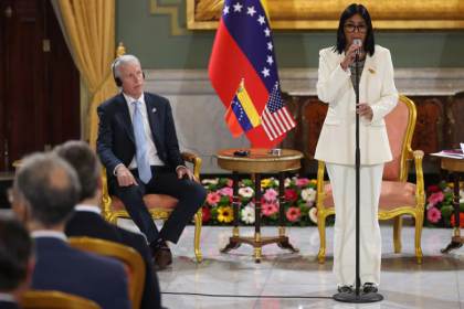 Delcy Rodríguez espera que acuerdo petrolero beneficie a pueblo de EEUU y defiende alianza