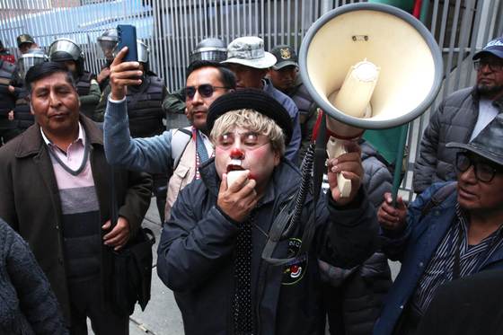 Payasos protestan por resolución educativa que afecta a trabajadores informales en Bolivia