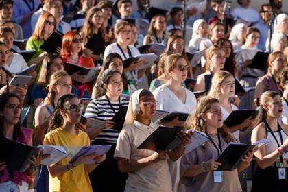 Nervios y emoción en los ensayos del coro que pondrá la banda sonora a vigilia con el papa
