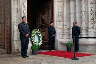 Familia, amigos y lectores acuden a despedirse a la capilla ardiente de Lobo Antunes
