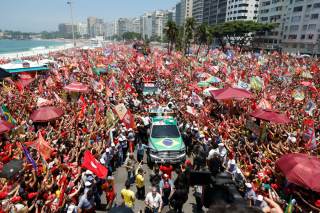 Lula reúne a miles en Río y se muestra convencido de su victoria en la segunda vuelta