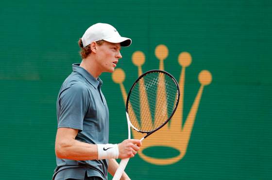 Sinner mantiene su autoridad en tierra