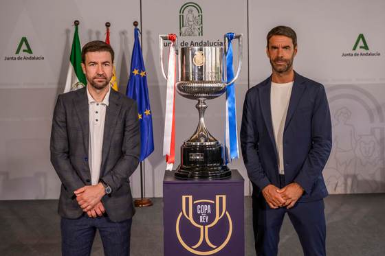 Gabi y Prieto escoltan hasta San Telmo la Copa, que superará 450 millones de espectadores