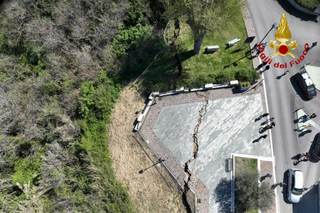 Italia vigila la evolución de una gran grieta en su suelo y su impacto en infraestructuras