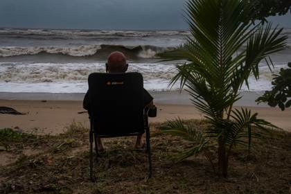 El ciclón Narelle toca tierra en el noreste de Australia con vientos de 220 km/h
