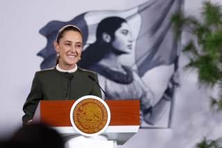 Sheinbaum desea pronta recuperación al papa León XIV tras su operación por cáncer