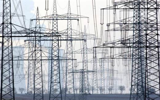Los precios de la electricidad en la UE suben el 22,8% desde febrero frente al alza del 88,4% del gas