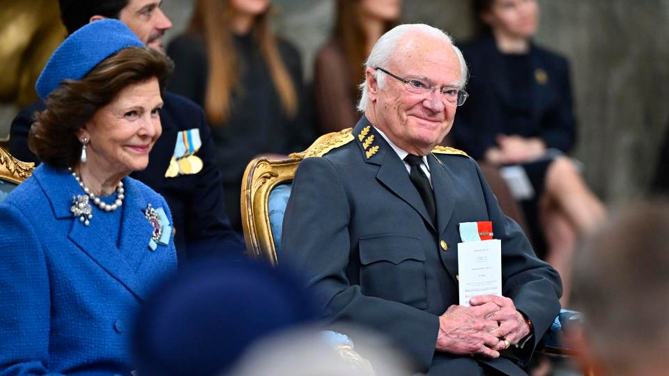 Miles de suecos y la realeza europea homenajean a Carlos XVI Gustavo por su 80 cumpleaños