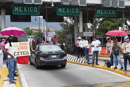 Maestros continúan protestas y toman casetas de peaje en centro y sur de México