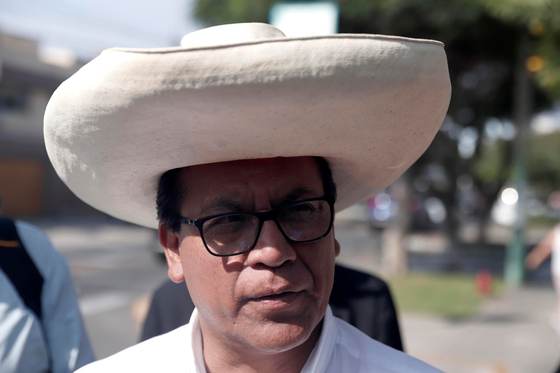 Candidato presidencial Sánchez vota en Perú sin desprenderse de sombrero de Pedro Castillo