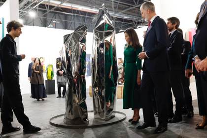 Los reyes abren ARCO con un recorrido con parada en el arte argentino