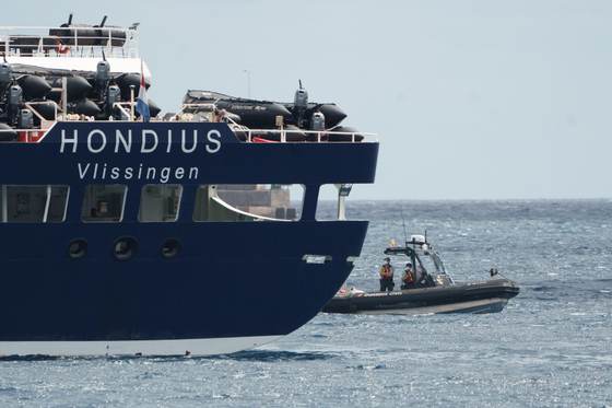 El crucero MV Hondius atraca en el puerto de Granadilla (Tenerife) por el mal tiempo